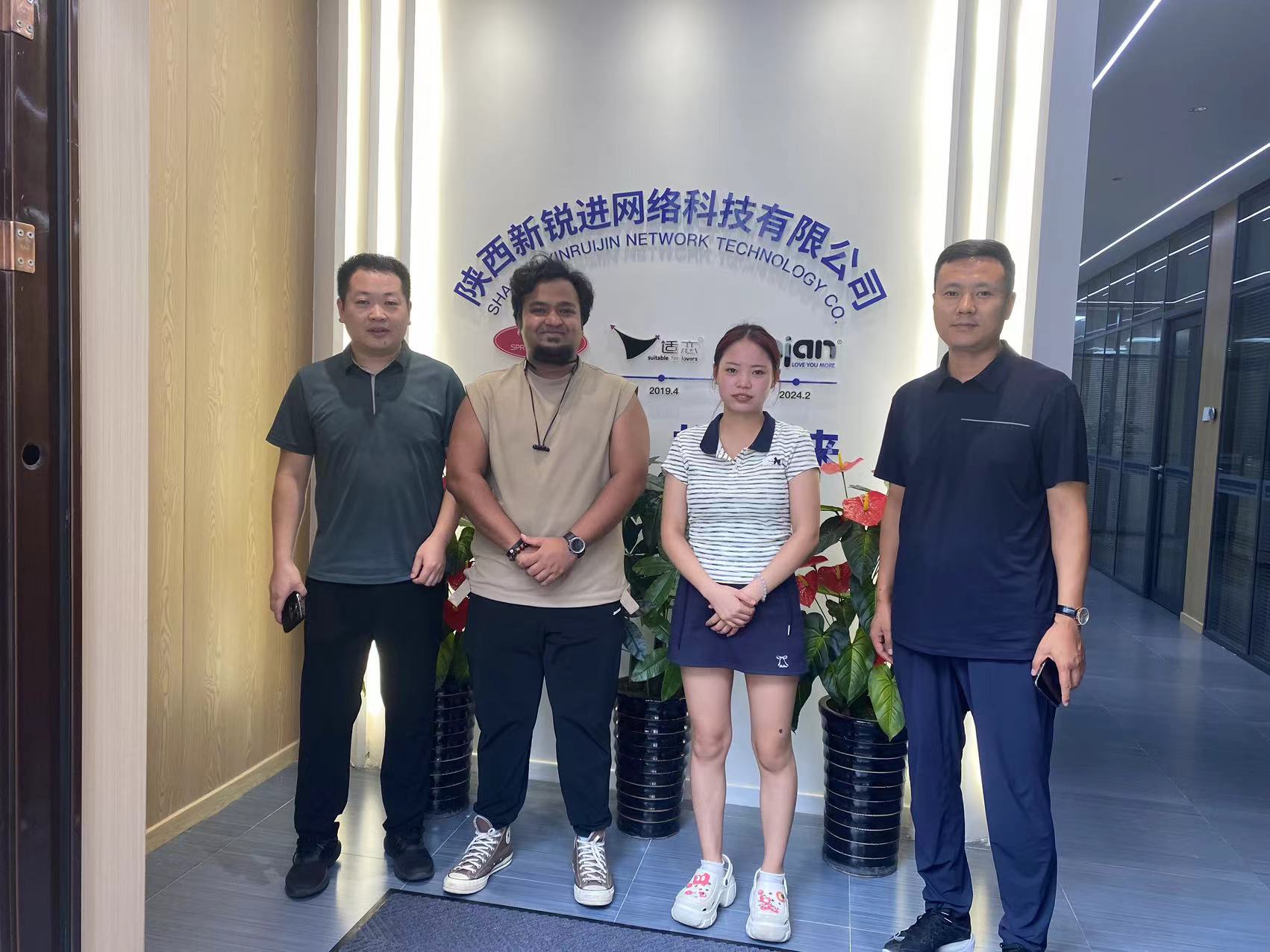 陕西新锐进出公司前台团队合影